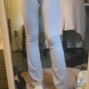 Gråa tränings tights - Säljer gråa ribbade byxor. Väldigt stretchiga och bekväma. Jag är 171cm.