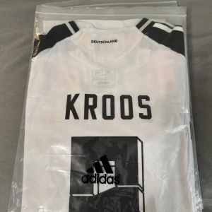 Landslagströjor  - England Bellingham tröja borta storlek L, Tyskland Kroos player edition storlek L, Argentina Player edition Messi XL (player edition är mindre än vanligt).  Jag skickar ingenting så får mötas upp. Liljeholmen/gröndal, Slussen/TC. Har mer tröjor så fråga gärna om  det är någon annan du skulle vilja köpa.   Tar Swish och kontanter. 