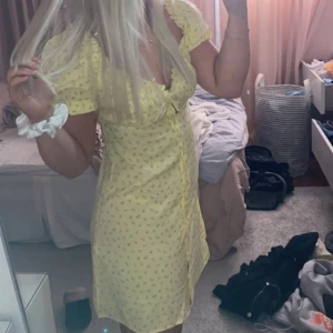 Gul blommig kortklänning - Söt gul kortklänning