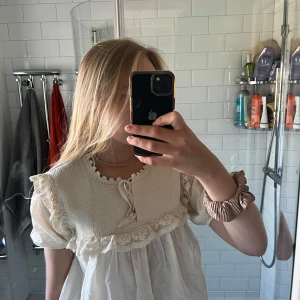 Zara topp - Så söt Zara topp i cremevit färg som endast använts 1-2 gånger. Perfekt nu i sommar💗