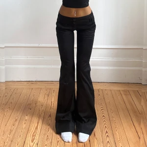 Lågmidjade bootcut kostymbyxor  - Perfekta vintage kostymbyxor med låg midja💓midja 40 innerben 89 jae 165