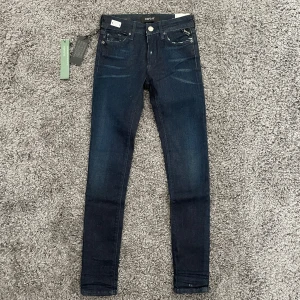 HELT NYA Handgjorda Replay Jeans - (HELT NYA) Replay Hyperflex Handgjorda Made in Italy jeans i en riktigt snygg marinblå färg och tvätt. Nypris: 1599kr - Mitt pris: 399kr - Modell: New Luz - Skick: 10/10 - Storlek: W24/L28