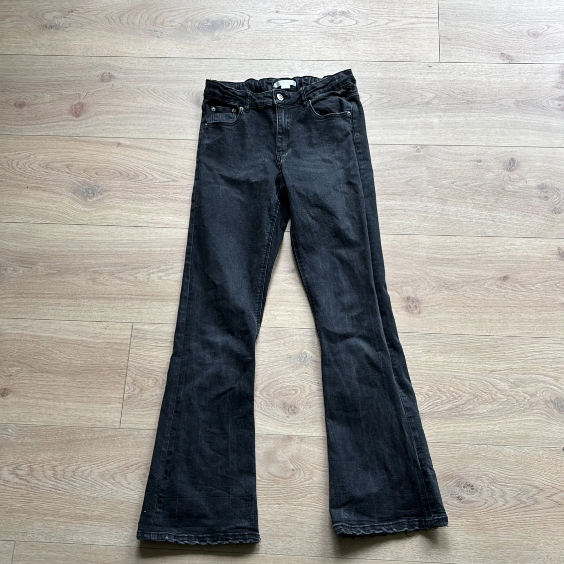Svarta bootcut jeans