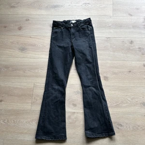 Svarta bootcut jeans - Snygga svarta jeans med bootcut-modell och klassisk femficksdesign. Jeansen har normal midja. 