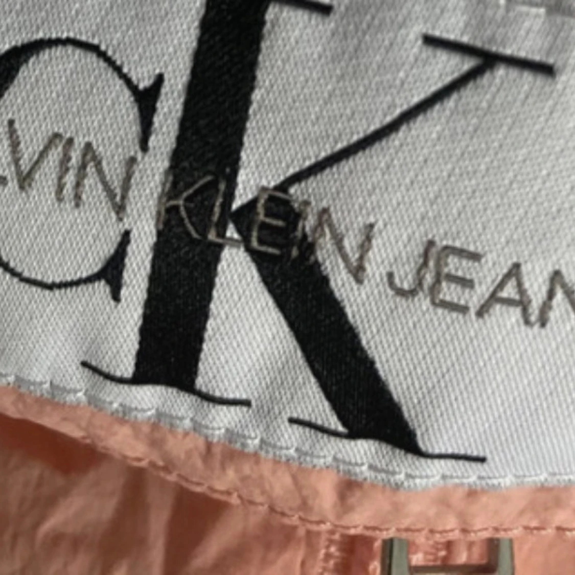 Ljusrosa vindjacka från Calvin Klein - 2