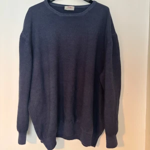 Mörkblå stickad tröja Gran Sasso - En riktigt fin stickad tröja från Gran Sasso som är perfekt till kommande sommarkvällar, den är ännu finare verkligheten! Cond - 10/10. Den är knappt använd. Nypris runt 1800. Hör av dig vid frågor eller funderingar!