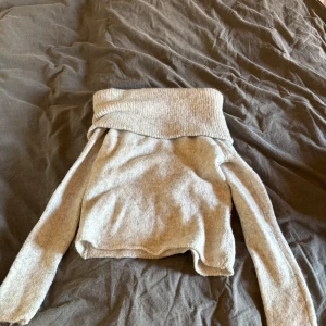 Beige stickad polotröja - Supermysig grå stickad med bred, vikt krage och lång ärm. Perfekt för lager-på-lager och chill höst- eller vinterstil. Tröjan är enkel att matcha med jeans eller kjol. Aldrig använd. Skriv om man vil ha bild på 