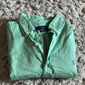 Ralph Lauren slim fit skjorta - Säljer denna riktigt snygga Ralph Lauren skjortan. Skjortan är slim fit beach twill och är i bra skick utan defekter. Bara att skriva över frågor och funderingar.