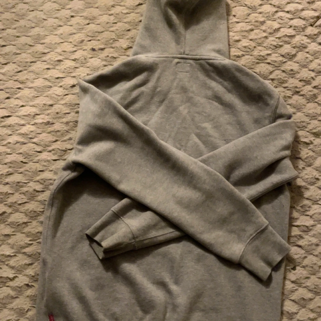 Grå hoodie från Levi's med logga - 1