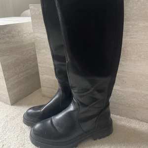 Svarta boots - Super sköna svarta boots! Perfekt för en utekväll eller till vardags🩵 Varsamt använda, storlek 38