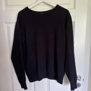 Svart Kashmir tröja  - En klassisk svart Kashmir tröja med rund halsringning och långa ärmar. Enkel och stilren modell. Mjuk och skön att bära, perfekt för kyligare kvällar! 