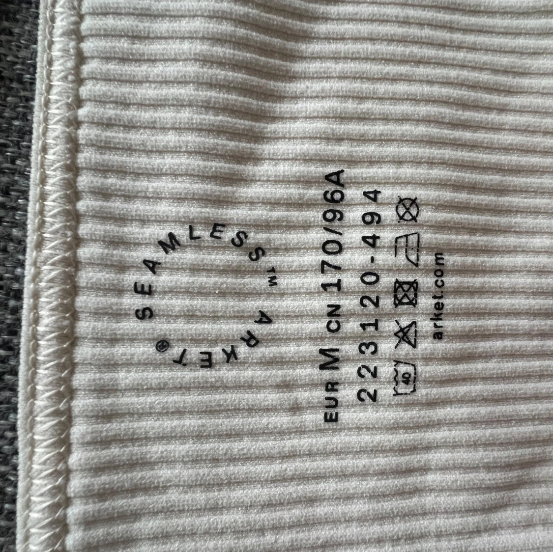 Ribbad cremevit linnetopp från ARKET - 2