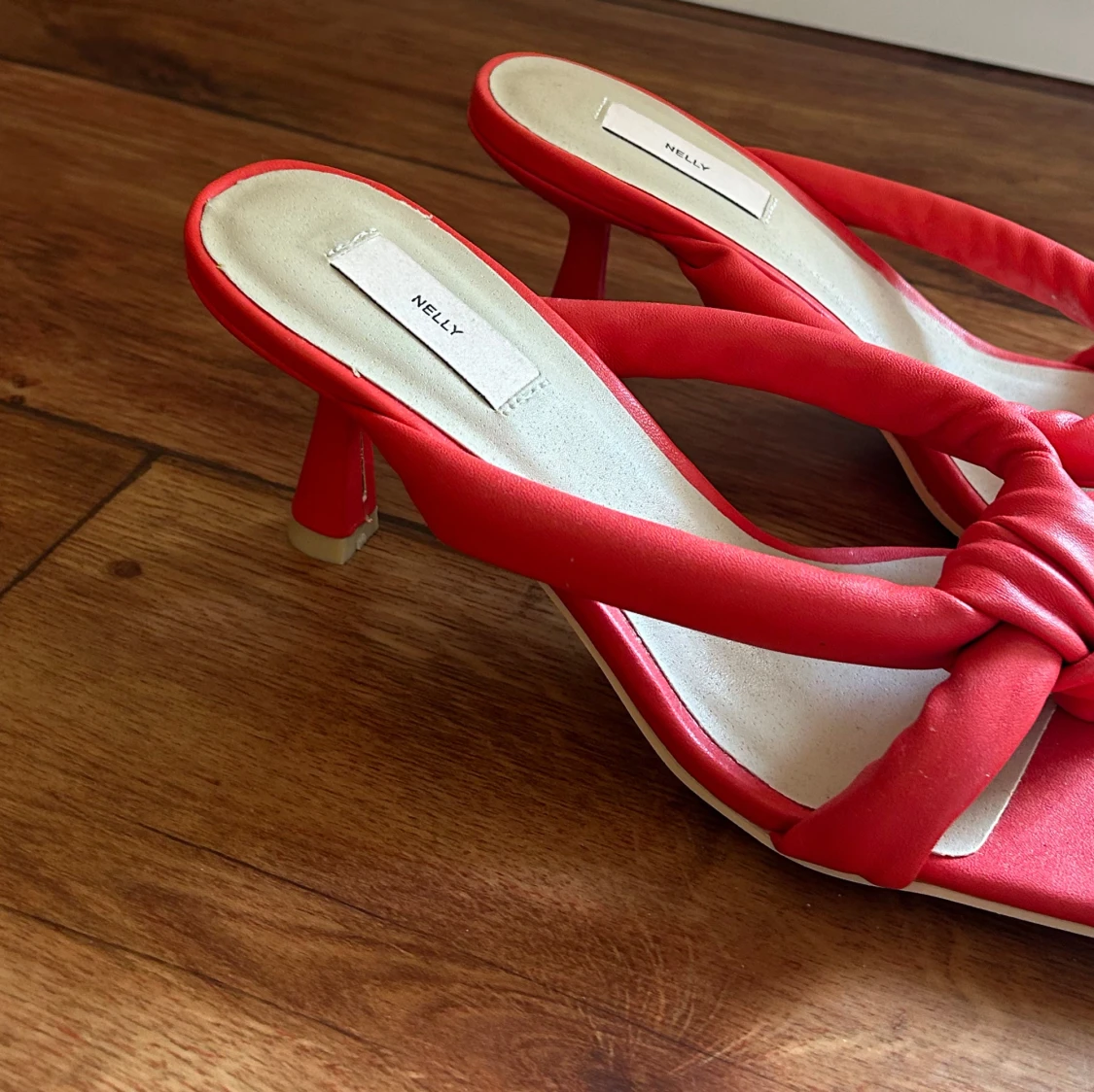 Röda klackade sandaler från Nelly - 1