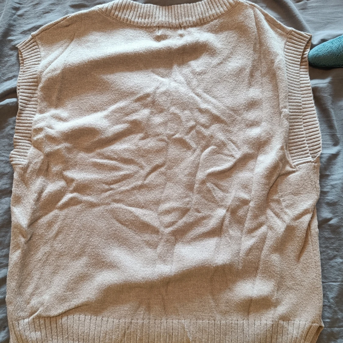 Beige stickad väst från DNY - 1