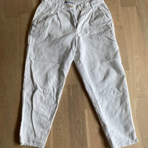 Zara linnebyxor  - Hej! Säljer nu ett par snygga linnebyxor från zara. Dom är 10/10 i skicket. Dom passar om du är mellan 170-175. Hör av dig vid minsta lilla fundering😊