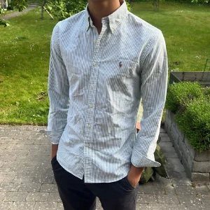 Ralph Lauren skjorta - Snygg skjorta frå polo Ralph Lauren. Modellen är 185 och bär storlek M, har både en i M och i S som jag säljer så du kan skriva vilken storlek du vill ha😃. Paketpris om du köper fler skjortor😇