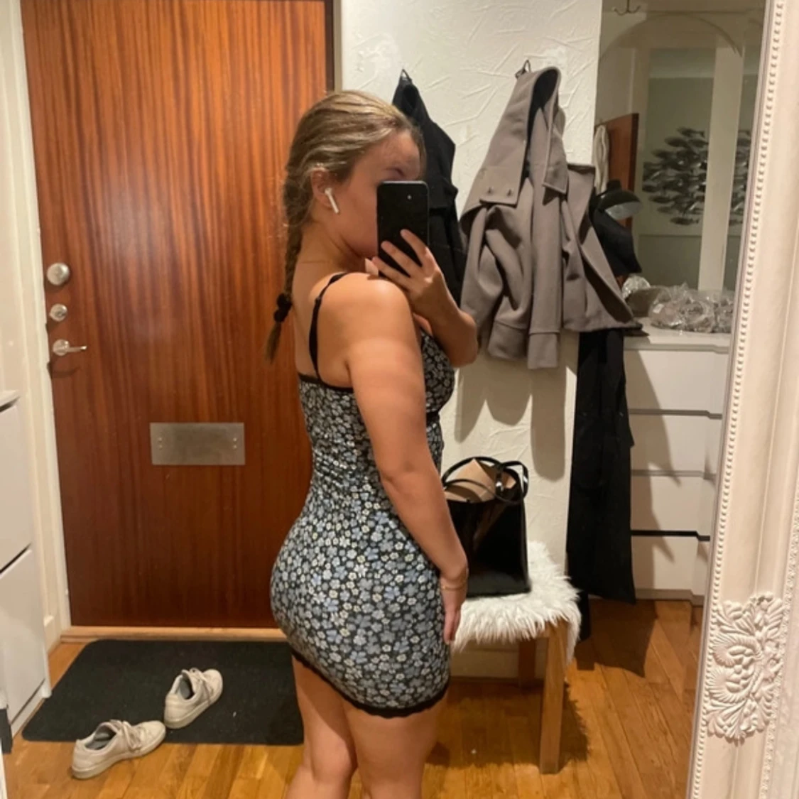 Blommig kort klänning med spetsdetaljer - 2