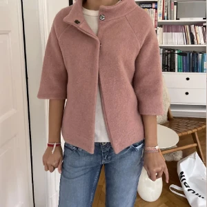 Trekvarts jacka - Så så snygg Trekvarts jacka. Perfekt till sommarkvällar. 🩷Alla bilder är lånade från förra ägaren!!💕