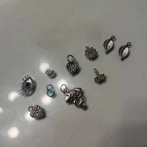 Silvriga berlocker  - Säljer dessa fina berlocker i silver i olika figurer. Alla för 65 kr