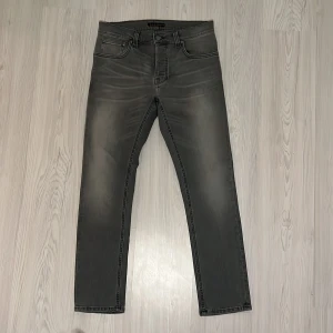 Gråa Nudie Jeans - Tja säljer nu ett par Nudie Jeans för endast 499kr! ‼️Storleken är W31 men modellen är mindre så dom sitter som W28/L30 ‼️  Pris är ej hugget i sten, hör av er i dm vid funderingar 🙌