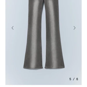 Grå bootcut jeans med låg midja - Snygga grå jeans med bootcut-modell och låg midja. Jeansen har en cool tvättad look från weekday som är slutsålda💗