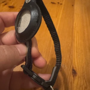 Svart reflexbälte med AirTag-hållare - AirTag-hållare för enkel spårning – Halsbandet är utrustat med en elastisk AirTag-hållare som håller din AirTag säker och förhindrar att den faller av. Perfekt för att spåra din katt när den är utomhus. -Säkerhetslås med Breakaway-funktion – Det smarta breakaway-spännet gör att halsbandet snabbt kan lossna om katten fastnar, vilket minskar risken för skador. -Reflexremsor för ökad synlighet – Två inbyggda reflexremsor gör det lättare att hitta din katt i mörker, vilket ökar säkerheten 