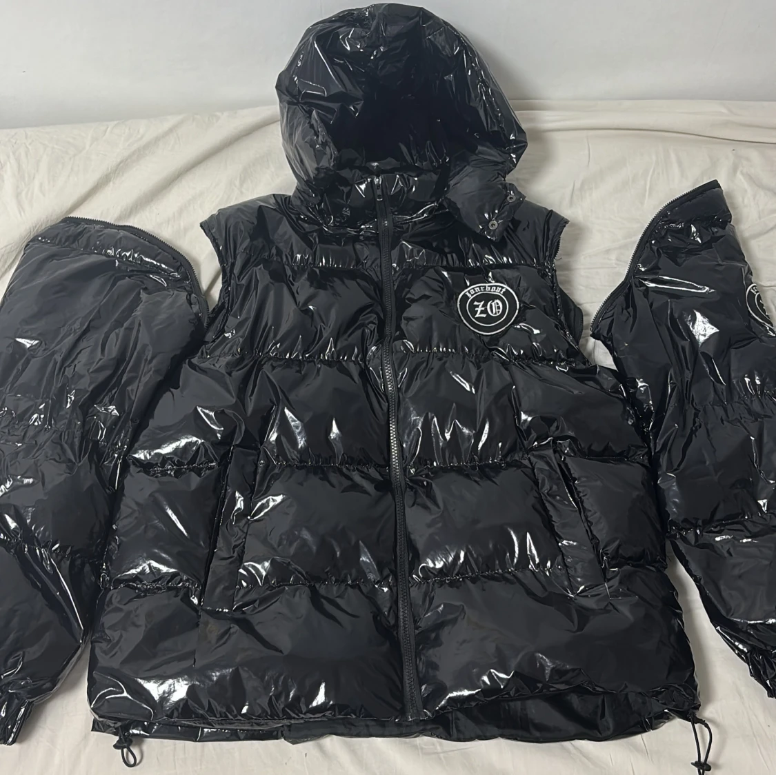 Svart glansig pufferjacka. Fick den som present men jag hade många jackor så försöker sälja den - 1