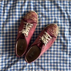 Lanvin sneakers - Unika vinröda sneakers från Lanvin. Storlek 7 vilket motsvarar 41