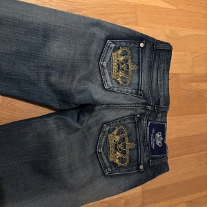Victoria Beckham Jeans - Low rise jeans från Victoria Beckham. Skulle säga att Stolek 26 passar om man har Xs eller S i vanliga fall. Bra skick med mindre defekter. Säljer pga att dom inte passar mig längre. Hör av er vid frågor eller om ni vill ha fler bilder!