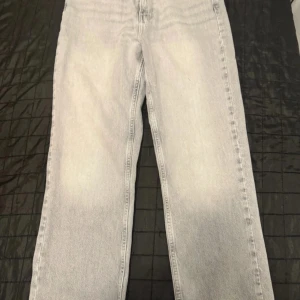 En fin grå jeans byxor från Zara🩶 - En jätte fin grå jeans från Zara. Har aldrig haft den på mig. Och den är helt ny men utan prislapp. Priset kan absolut diskuteras.🩶