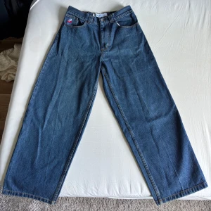 Blå wide jeans från Bigboy - Säljer ett par klassiska blå jeans från Bigboy med bred passform och raka ben. Jeansen har hög midja, fem fickor och en broderad detalj på myntfickan. Tillverkade i robust denim med snygga kontrastsömmar. Jeansen är knappt använda. Storlek S men passar mig bra i längden och jag är 189 och har oftast M/L i kläder.
