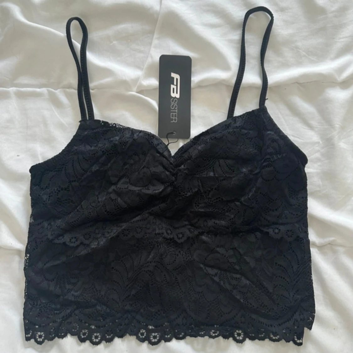 Svart spetsig linnetopp från FB Sister