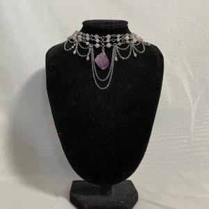 Handgjort halsband  - I denna design har jag använt mig av pärlor av kunzit, glaspärlor och kedjor och ståltråd i rostfritt stål. Hänget är av ametist i en fin lila färg♡ fint om man vill ha ett statement smycke till studenten eller liknande:)