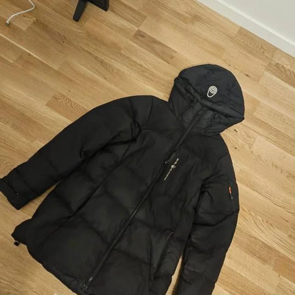 Svart dunjacka Sail Racing med huva