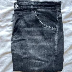 Dsquared2 jeans - Dom är skater Jean och dom sitter som 50 (32/34).de är en skada som har blivit sydd på dom (bild 4). Skriv för mer bilder om de behövs 