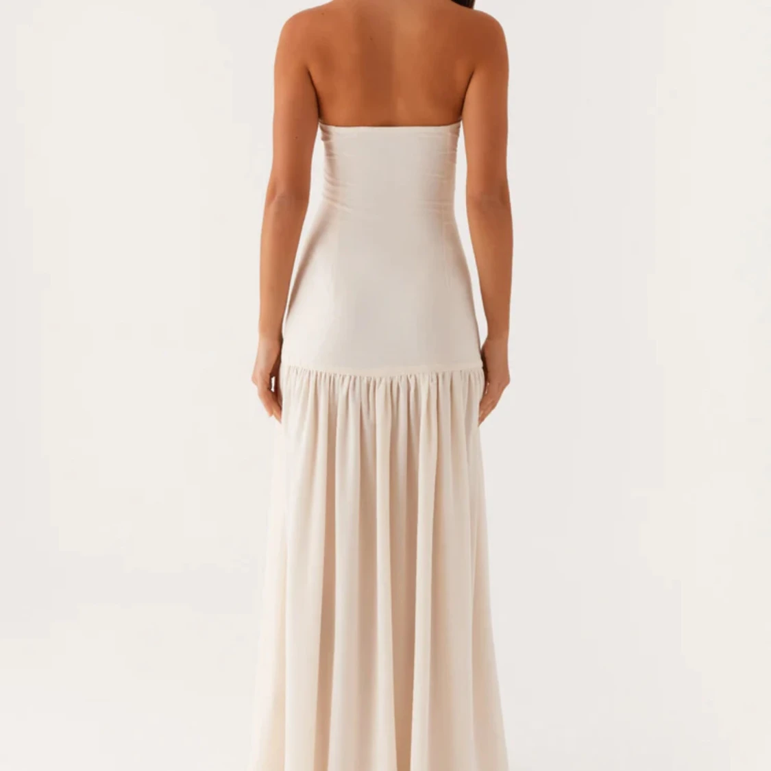 Ljus axelbandslös långklänning - 1