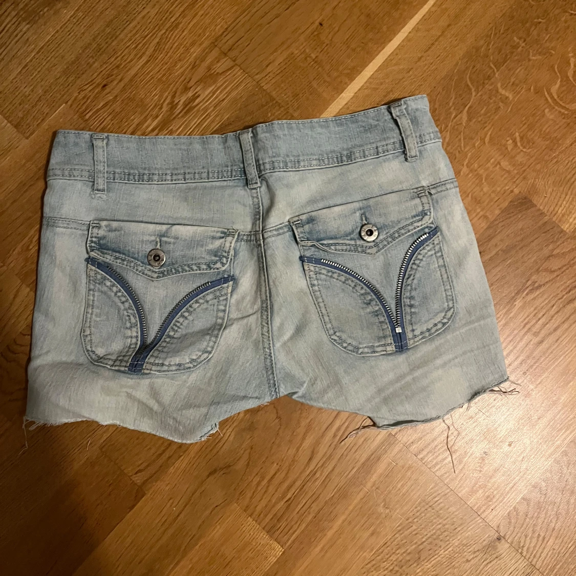 Ljusblå jeansshorts med dragkedjedetaljer - 1