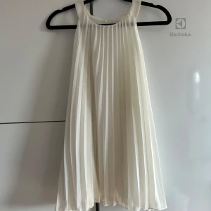 Vit topp - Vit halterneck topp från H&M. Storlek S. Passar XS-M