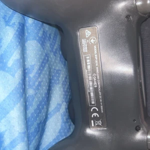 PlayStations 4 kontroll - Bilderna visar en spelkontroll, inte en bok. Ingen information om titel, författare eller innehåll kan identifieras från dessa bilder.