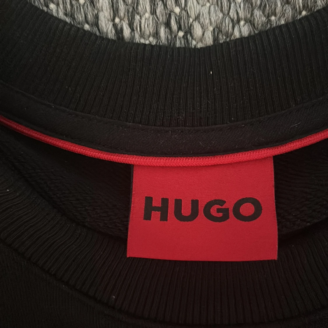 Svart tröja med röd HUGO-logga - 1