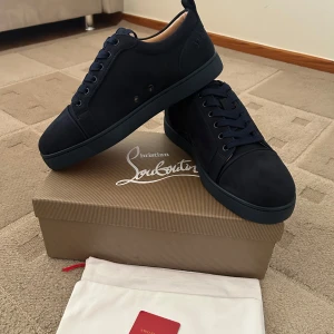 Mörkblå sneakers från Christian Louboutin - Hej, jag säljer mina skor som är helt nya och allt följer med 