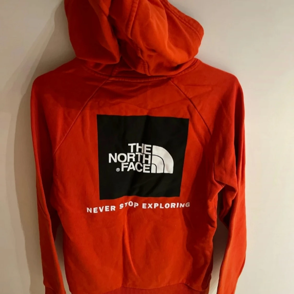 Röd hoodie från The North Face - 1