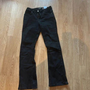Svarta bootcut jeans från ONLY, S/30 - Svarta jeans från ONLY,i använt skick 