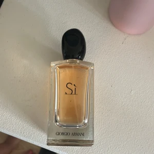 Giorgio Armani Sì parfym - Elegant parfymflaska från Giorgio Armani. Ca 75 ml kvar.
