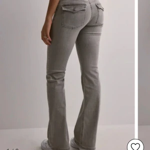 Grå bootcut jeans med fickdetaljer - Pris kan diskuteras. Snygga grå jeans med bootcut passform och coola fickor både fram och bak. Jeansen har låg midja och är tillverkade i mjukt denimtyg. Perfekta för dig som gillar en avslappnad men trendig look. De var för stora därför säljer jag de