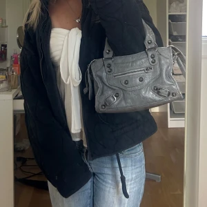 Svart quiltad jacka - Säljer min svarta populära zara jacka❣️byter även gärna mot en annan färg💕skriv innan du köper