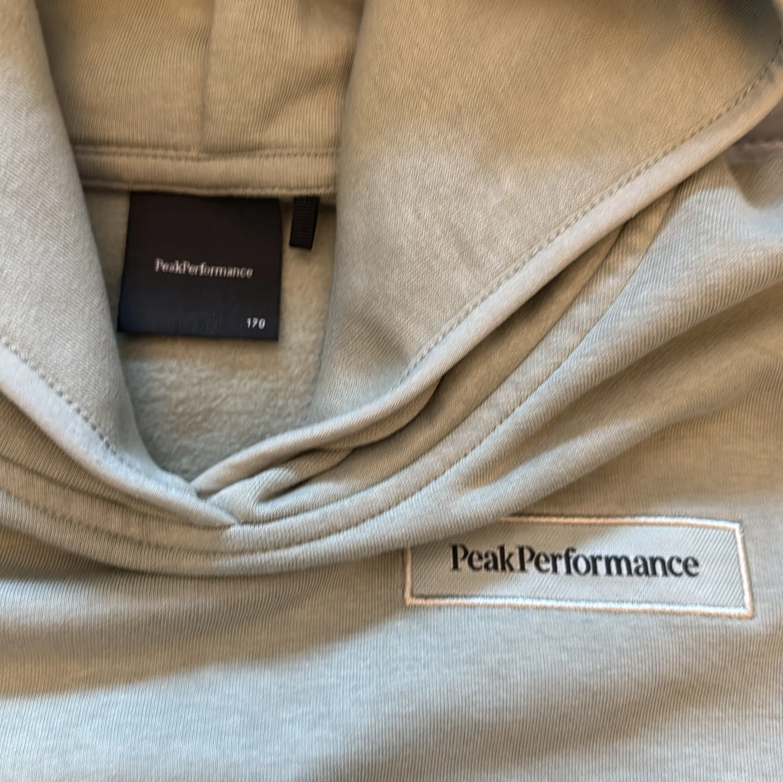 Ljusgrön hoodie från Peak Performance - 1