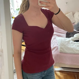 Anna field vinröd tröja  - Ny med prislapp, storlek S, jätte fin färg perfekt till hösten som närmar sig, skulle kunna byta denna mot en exakt lika Dan i storlek (XS)