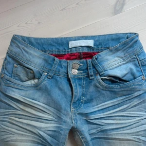Lågmidjade jeans - Köpt i köpenhamn för ca 800 kr men eftersom dom spruckit (se bild 2,3) kommer jag gå ner i priset lite, tycker däremot att det inte är något som syns när dom är på! (Dom har blivit lämnats in för å sy innan så dom bör inte spricka igen!!) är lite fläckar på dom men tar såklart bort dom innan jag skickar!