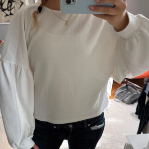 Tröja med ballongärmar  - Cool och unik vit typ stickad tröja med stora ballongärmar. Den har några fläckar på framsidan, se sista bilden. De synns i vissa ljus men inte jättemycket💕